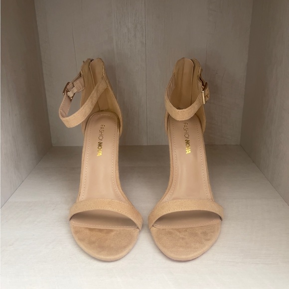 NUDE ROUND TOE HEELS. - Picture 1 of 5